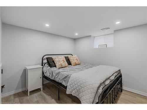 191 East 11Th Street, Hamilton, ON - Indoor Photo Showing Bedroom