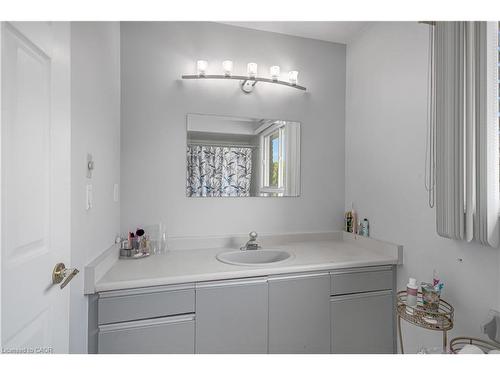 2 Robespierre Court, Hamilton, ON - Indoor Photo Showing Bathroom