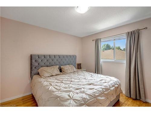 2 Robespierre Court, Hamilton, ON - Indoor Photo Showing Bedroom