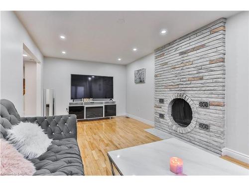 2 Robespierre Court, Hamilton, ON - Indoor Photo Showing Other Room