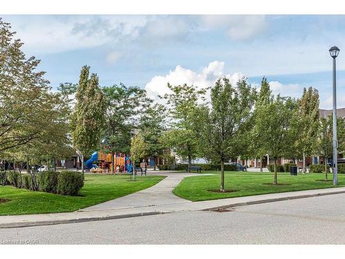 401-3070 Rotary Way, Burlington, ON - Outdoor