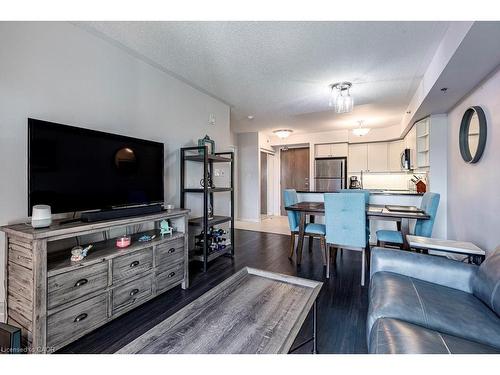 401-3070 Rotary Way, Burlington, ON - Indoor Photo Showing Living Room