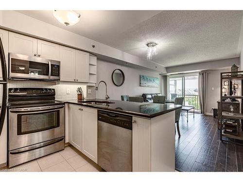 401-3070 Rotary Way, Burlington, ON - Indoor Photo Showing Kitchen