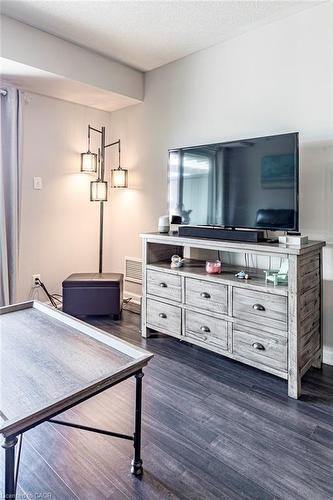 401-3070 Rotary Way, Burlington, ON - Indoor