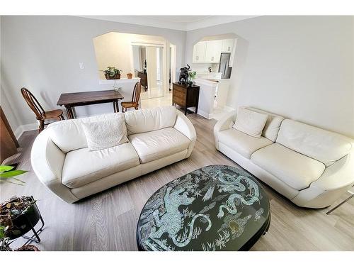 103 East 45Th Street, Hamilton, ON - Indoor Photo Showing Living Room