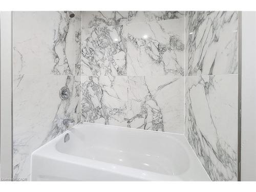 103 East 45Th Street, Hamilton, ON - Indoor Photo Showing Bathroom