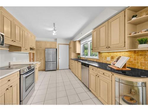 128 Oneida Boulevard, Ancaster, ON - Indoor Photo Showing Kitchen