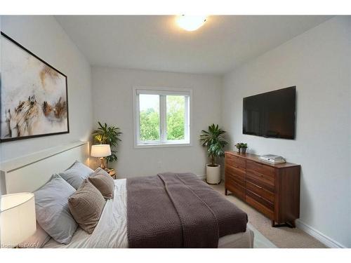 4-187 Wilson Street W, Ancaster, ON - Indoor Photo Showing Bedroom
