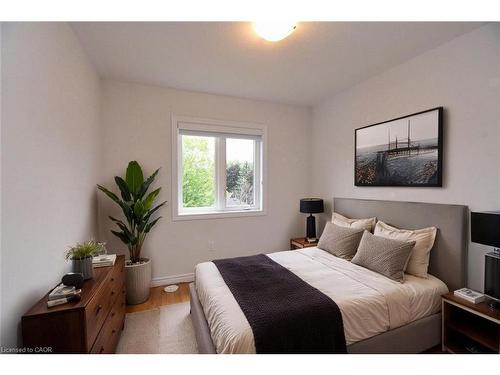 4-187 Wilson Street W, Ancaster, ON - Indoor Photo Showing Bedroom