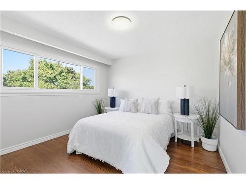 4502 Bennett Road, Burlington, ON - Indoor Photo Showing Bedroom