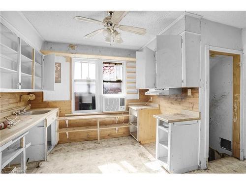 135 Madison Avenue S, Kitchener, ON - Indoor Photo Showing Kitchen