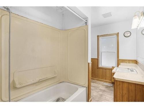 135 Madison Avenue S, Kitchener, ON - Indoor Photo Showing Bathroom