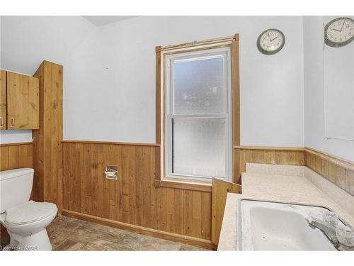 135 Madison Avenue S, Kitchener, ON - Indoor Photo Showing Bathroom