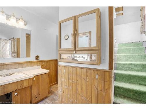 135 Madison Avenue S, Kitchener, ON - Indoor Photo Showing Bathroom