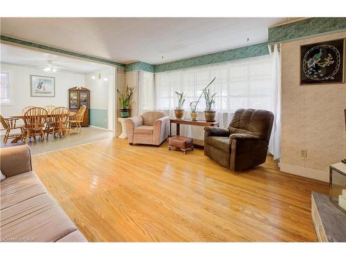 174 Union Street E, Waterloo, ON - Indoor Photo Showing Living Room