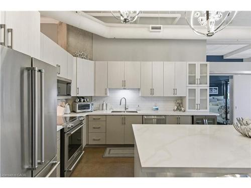Ph10-66 Bay Street S, Hamilton, ON - Indoor Photo Showing Kitchen