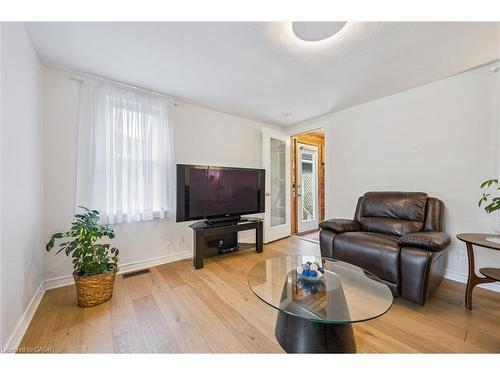 6548 Beatty Line N, Fergus, ON - Indoor Photo Showing Living Room