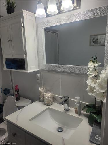 89 Deschene Avenue, Hamilton, ON - Indoor Photo Showing Bathroom