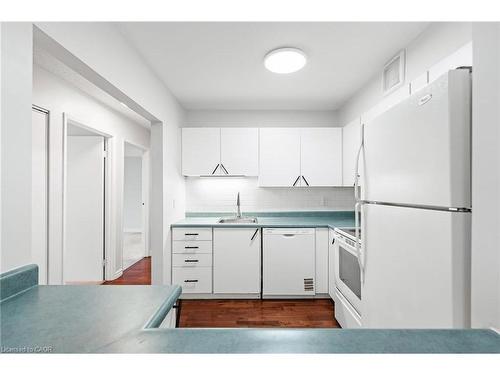 406-15 Hofstetter Avenue, Kitchener, ON - Indoor Photo Showing Kitchen
