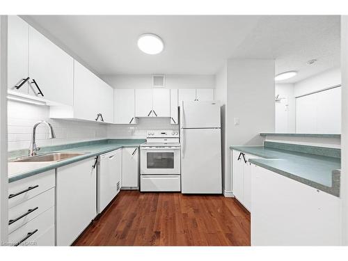 406-15 Hofstetter Avenue, Kitchener, ON - Indoor Photo Showing Kitchen