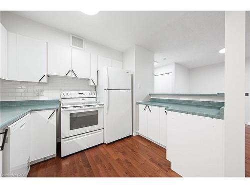 406-15 Hofstetter Avenue, Kitchener, ON - Indoor Photo Showing Kitchen