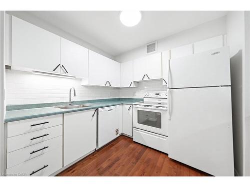 406-15 Hofstetter Avenue, Kitchener, ON - Indoor Photo Showing Kitchen