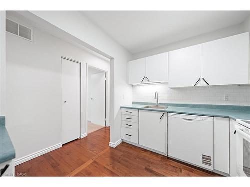 406-15 Hofstetter Avenue, Kitchener, ON - Indoor Photo Showing Kitchen