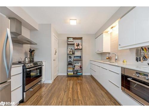 233 Westminster Drive S, Cambridge, ON - Indoor Photo Showing Kitchen With Upgraded Kitchen