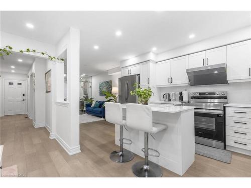 1118 Avondale Drive, Oakville, ON - Indoor Photo Showing Kitchen With Upgraded Kitchen