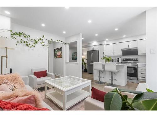 1118 Avondale Drive, Oakville, ON - Indoor Photo Showing Living Room