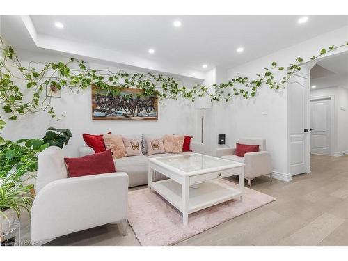 1118 Avondale Drive, Oakville, ON - Indoor Photo Showing Other Room