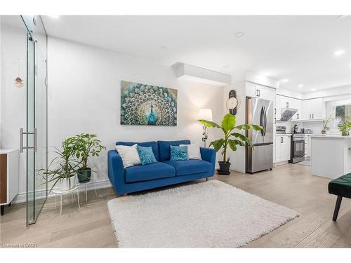 1118 Avondale Drive, Oakville, ON - Indoor Photo Showing Living Room