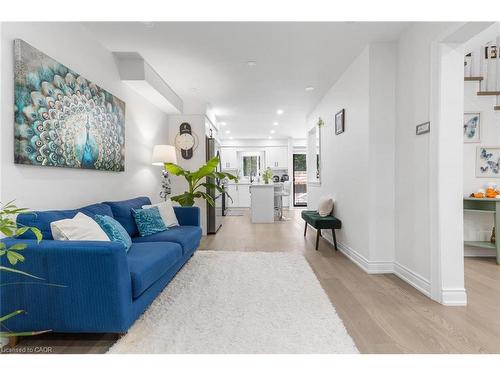 1118 Avondale Drive, Oakville, ON - Indoor Photo Showing Living Room