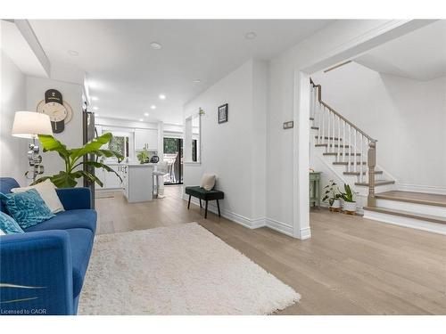 1118 Avondale Drive, Oakville, ON - Indoor Photo Showing Living Room