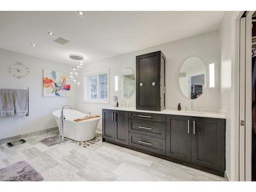 1525 Dickie Settlement Road, Cambridge, ON - Indoor Photo Showing Bathroom