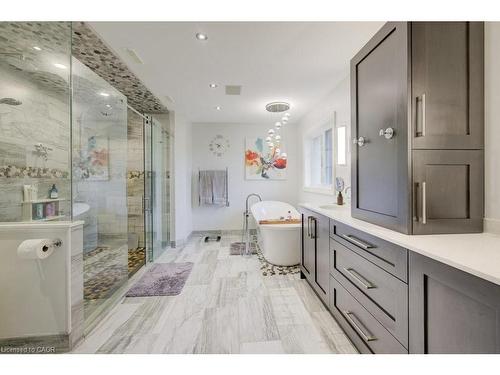 1525 Dickie Settlement Road, Cambridge, ON - Indoor Photo Showing Bathroom