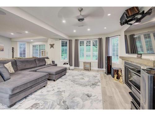 1525 Dickie Settlement Road, Cambridge, ON - Indoor Photo Showing Living Room