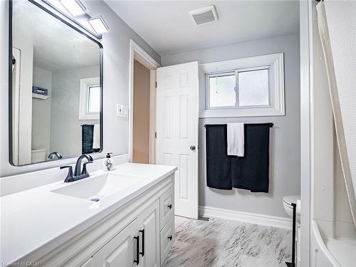 637 Artreva Crescent, Burlington, ON - Indoor Photo Showing Bathroom