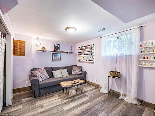 637 Artreva Crescent, Burlington, ON - Indoor Photo Showing Living Room