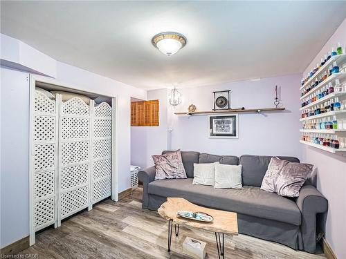 637 Artreva Crescent, Burlington, ON - Indoor Photo Showing Living Room