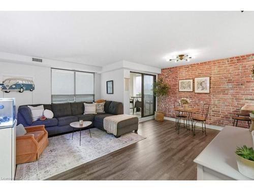 701-432 Main Street E, Hamilton, ON - Indoor Photo Showing Living Room
