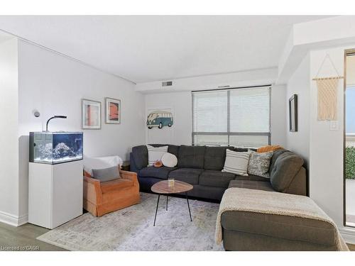 701-432 Main Street E, Hamilton, ON - Indoor Photo Showing Living Room