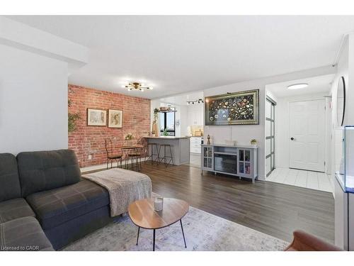 701-432 Main Street E, Hamilton, ON - Indoor Photo Showing Living Room