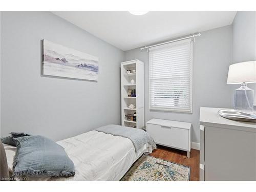 415 Henderson Road, Burlington, ON - Indoor Photo Showing Bedroom