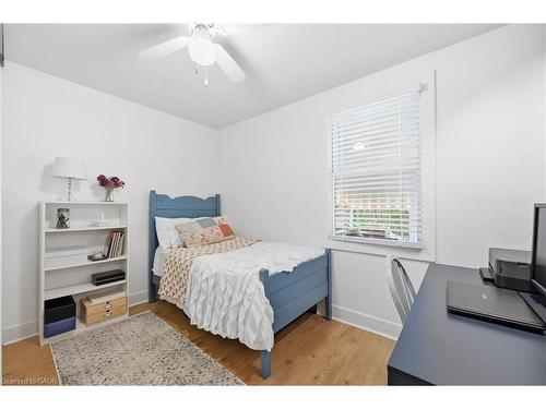 415 Henderson Road, Burlington, ON - Indoor Photo Showing Bedroom