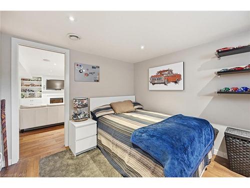 415 Henderson Road, Burlington, ON - Indoor Photo Showing Bedroom