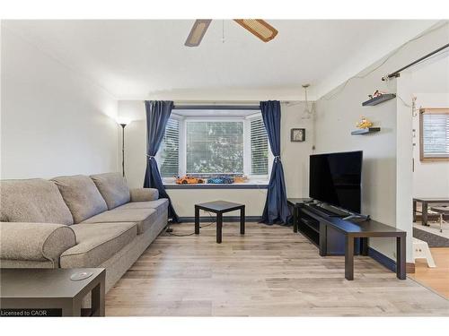 267 Thayer Avenue, Hamilton, ON - Indoor Photo Showing Living Room