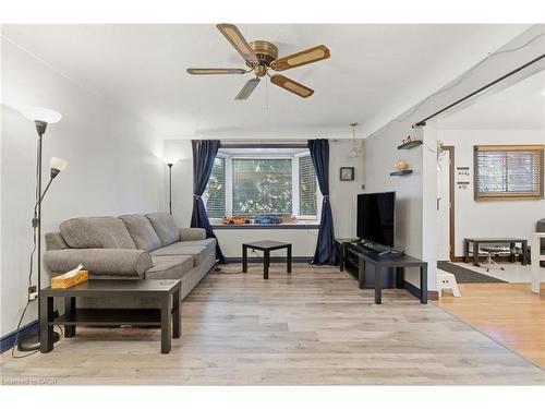 267 Thayer Avenue, Hamilton, ON - Indoor Photo Showing Living Room
