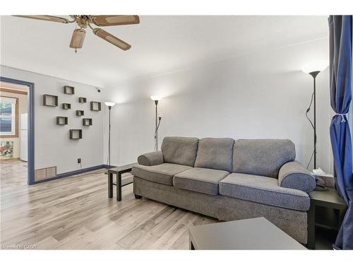 267 Thayer Avenue, Hamilton, ON - Indoor Photo Showing Living Room