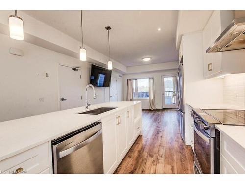 4 Lily Lane, Guelph, ON - Indoor Photo Showing Kitchen With Upgraded Kitchen